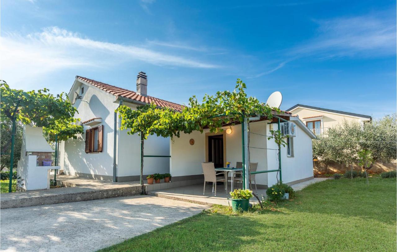 1 Bedroom Beautiful Apartment In Linardici Luaran gambar