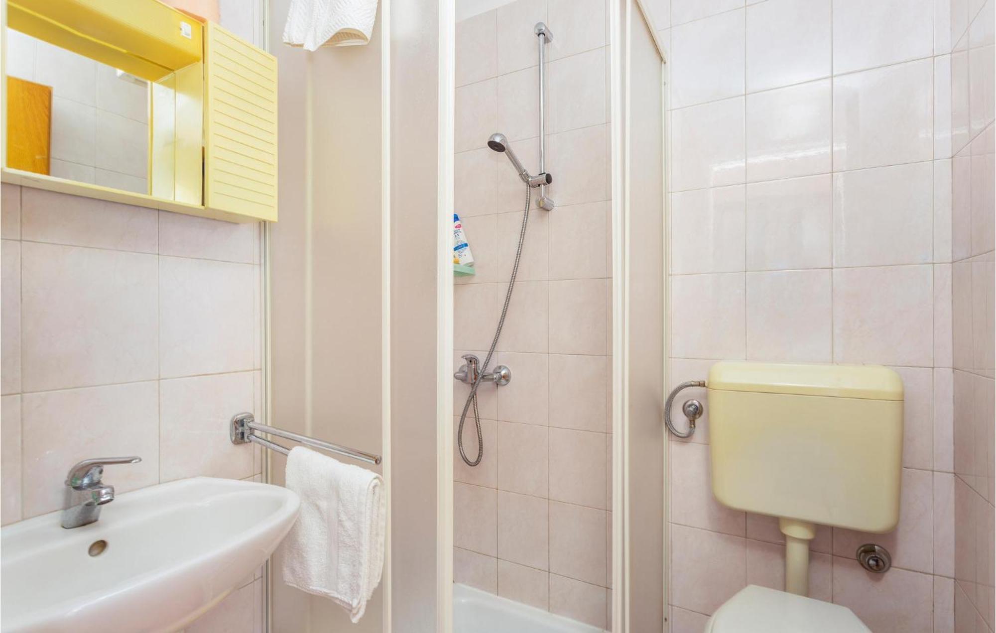 1 Bedroom Beautiful Apartment In Linardici Luaran gambar