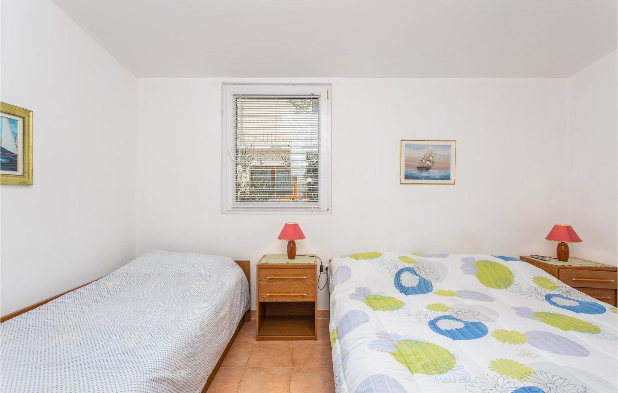 1 Bedroom Beautiful Apartment In Linardici Luaran gambar