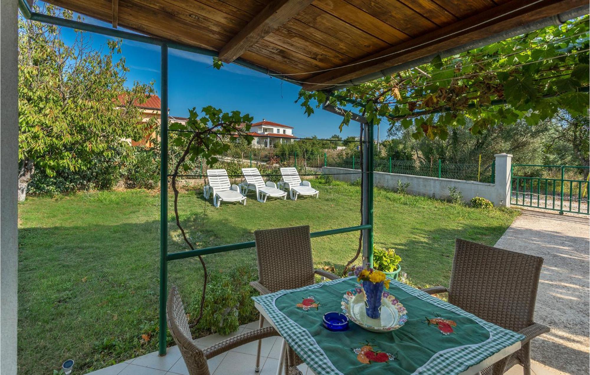 1 Bedroom Beautiful Apartment In Linardici Luaran gambar