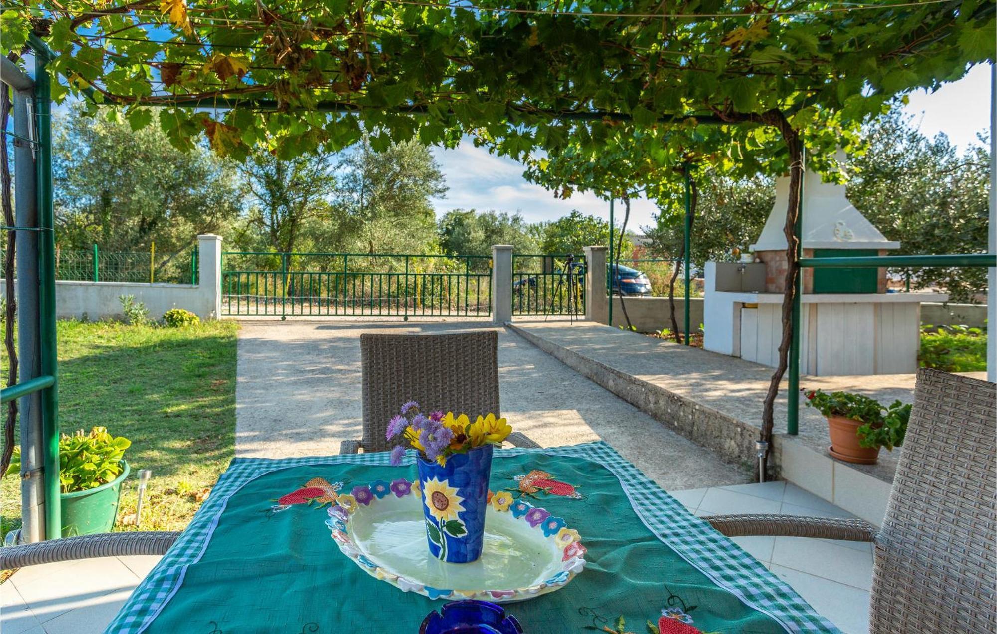 1 Bedroom Beautiful Apartment In Linardici Luaran gambar